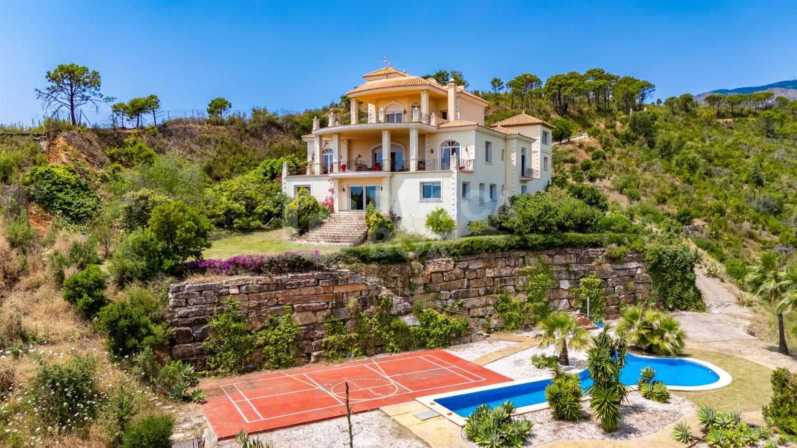 Country estate for sale in Estepona