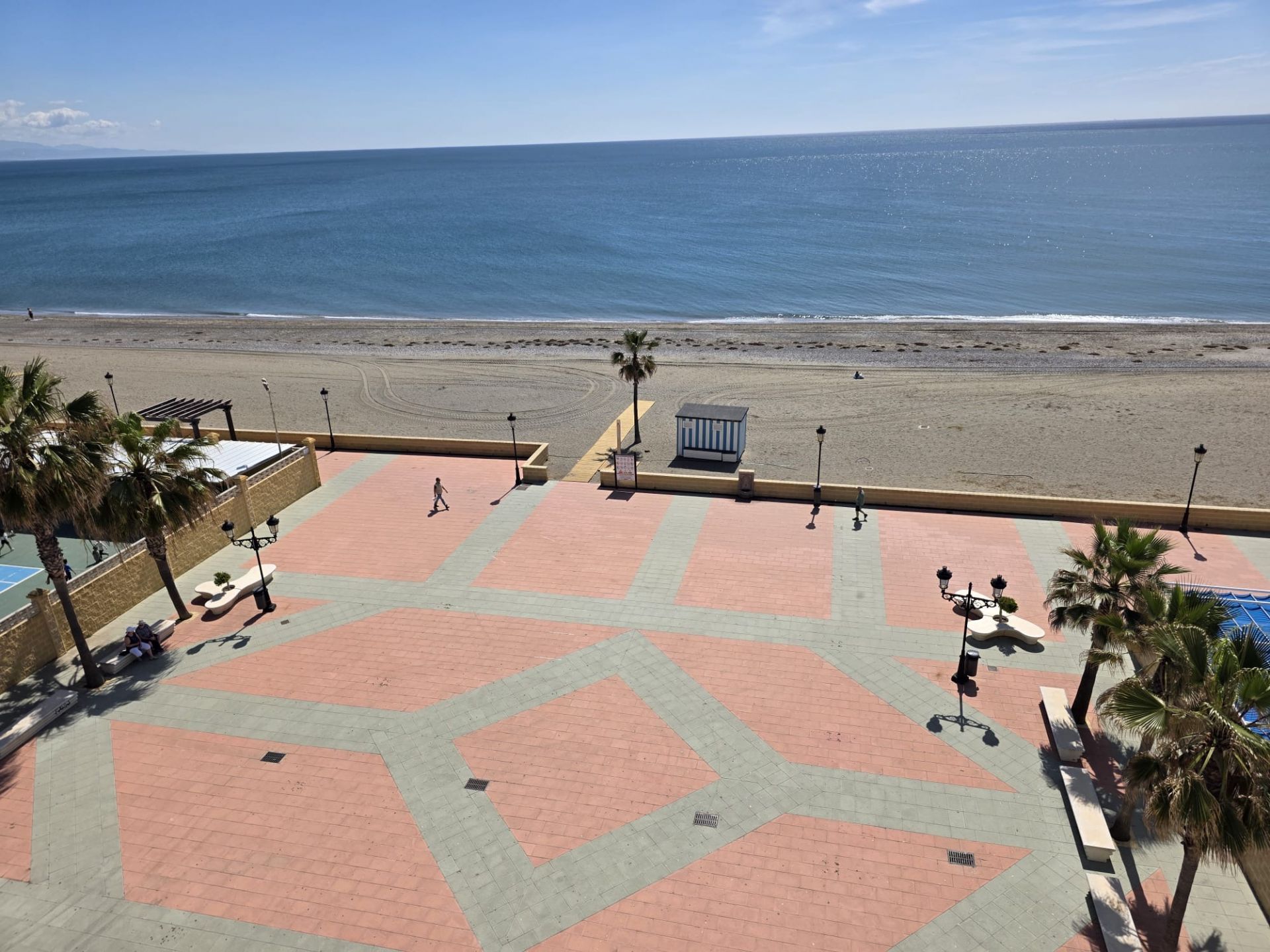 Piso en Primera Línea de Playa con Vistas Frontales al Mar en venta en Sabinillas