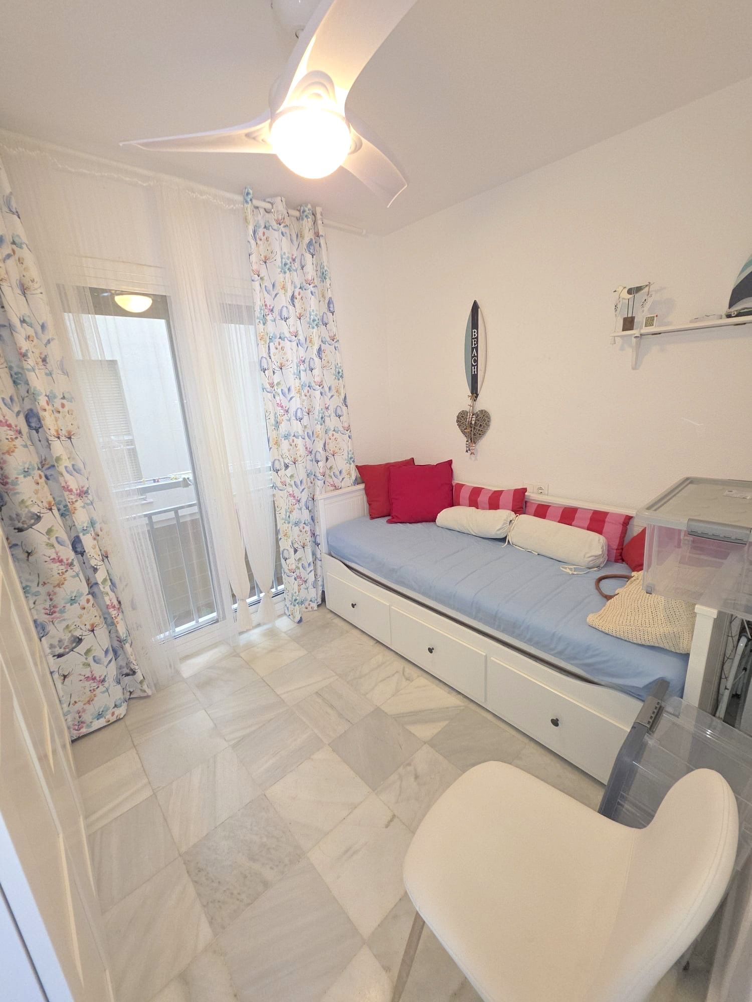 Piso en Primera Línea de Playa con Vistas Frontales al Mar en venta en Sabinillas