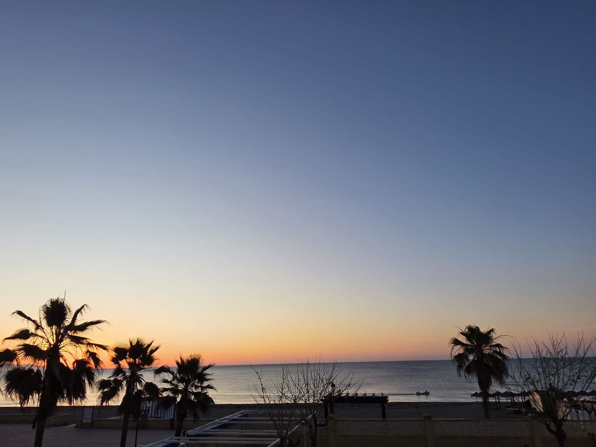 Piso en Primera Línea de Playa con Vistas Frontales al Mar en venta en Sabinillas