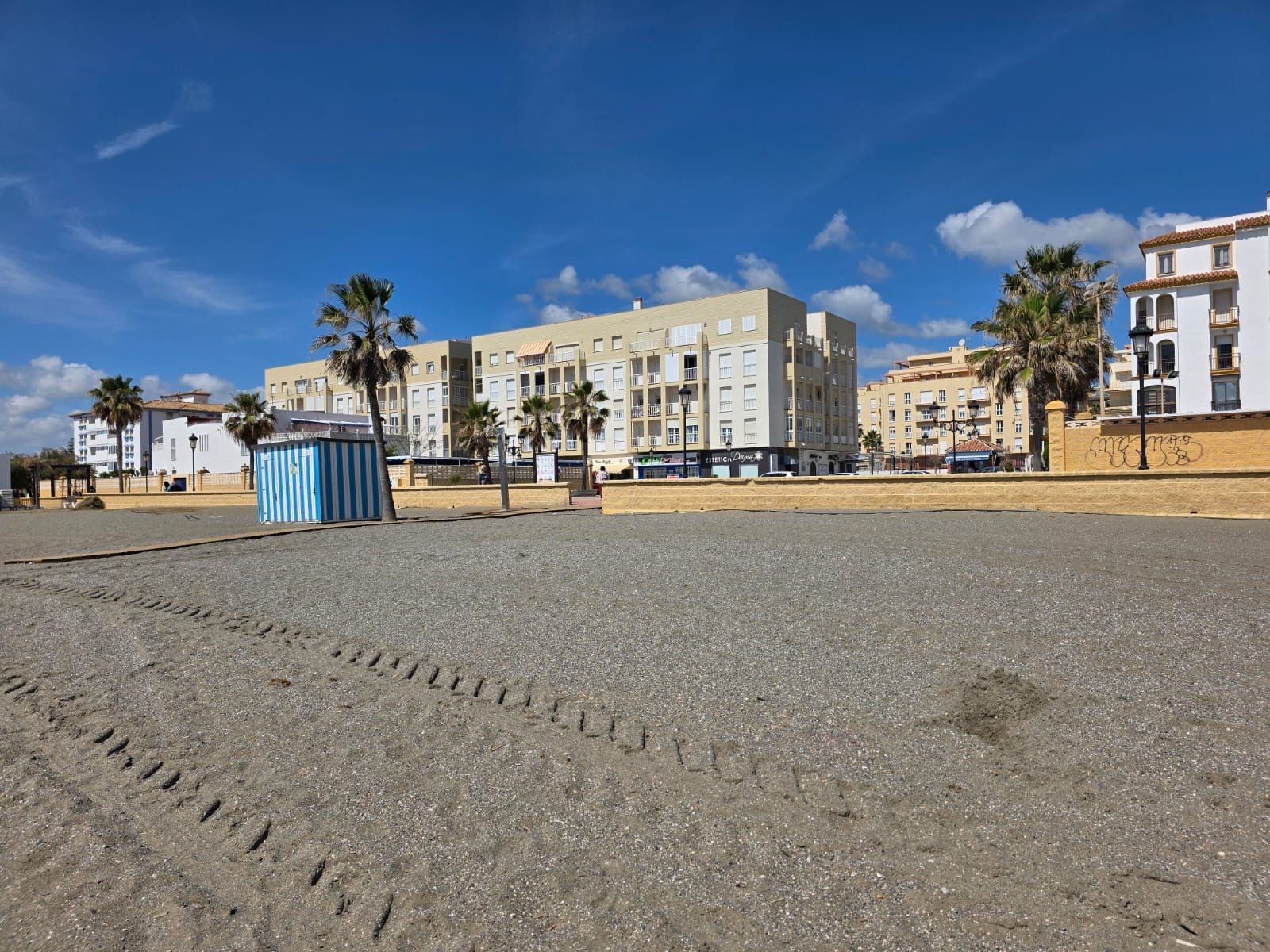 Piso en Primera Línea de Playa con Vistas Frontales al Mar en venta en Sabinillas