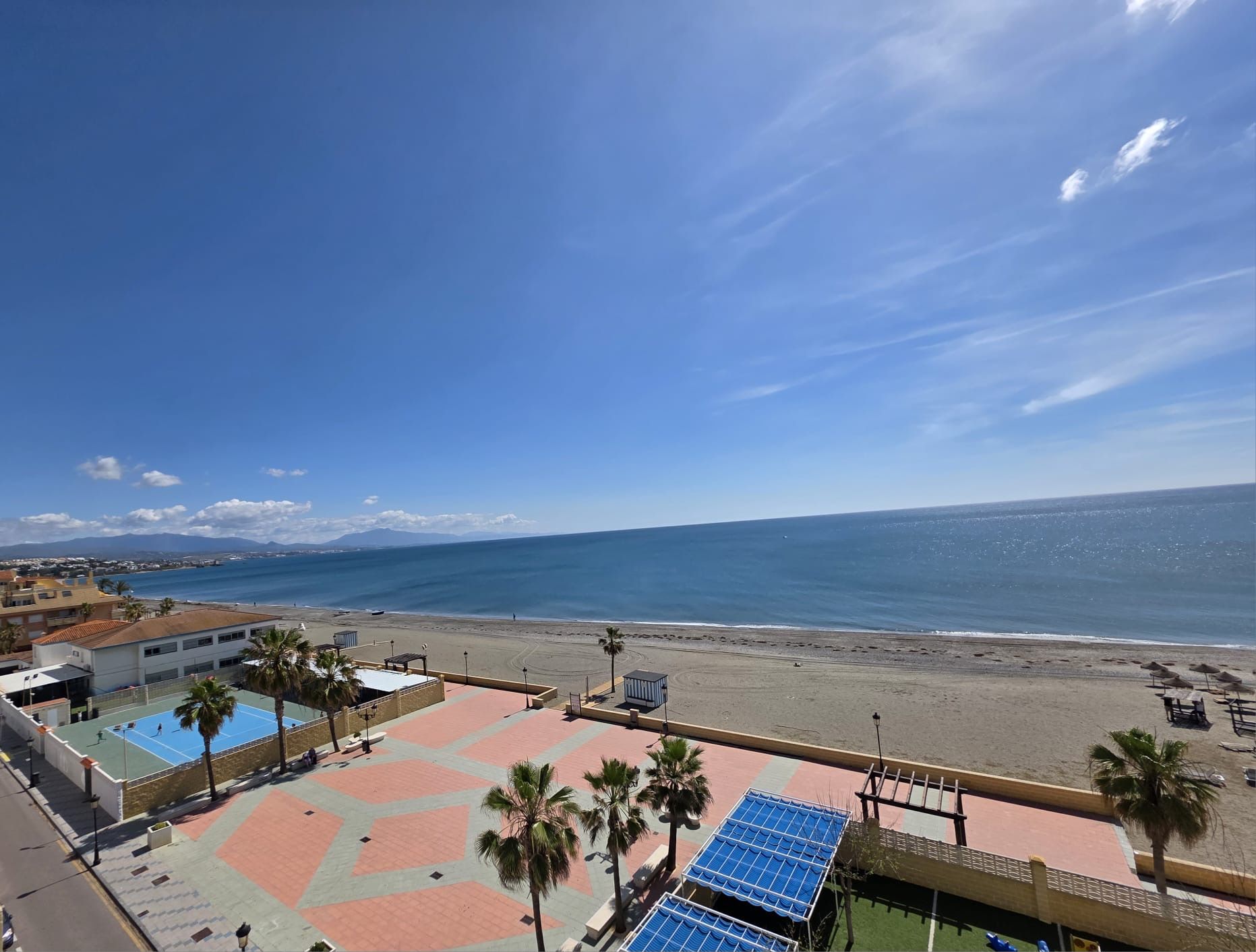 Piso en Primera Línea de Playa con Vistas Frontales al Mar en venta en Sabinillas