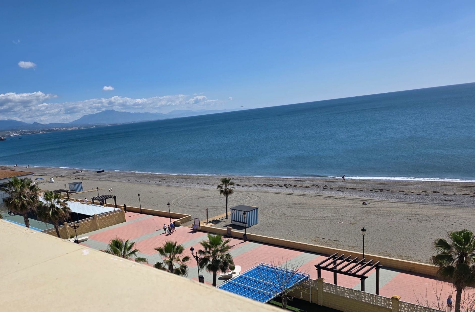 Piso en Primera Línea de Playa con Vistas Frontales al Mar en venta en Sabinillas