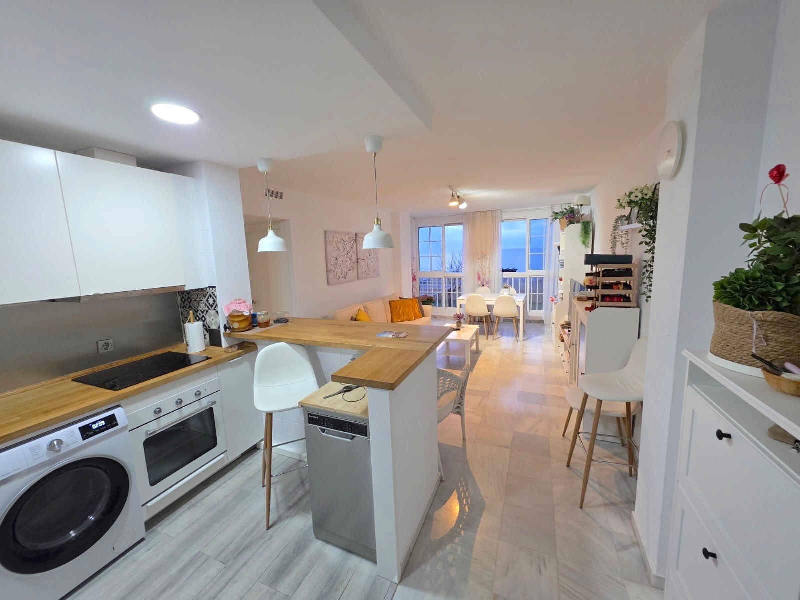 Piso en Primera Línea de Playa con Vistas Frontales al Mar en venta en Sabinillas