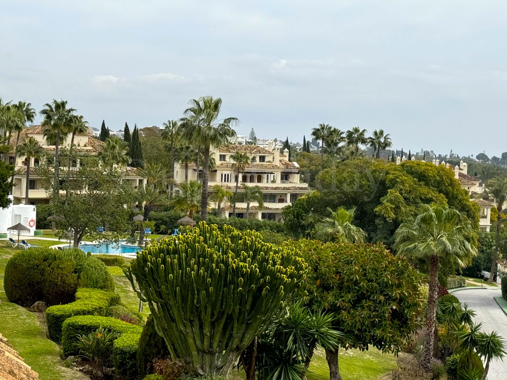 Duplex en Country Club Las Brisas, Marbella