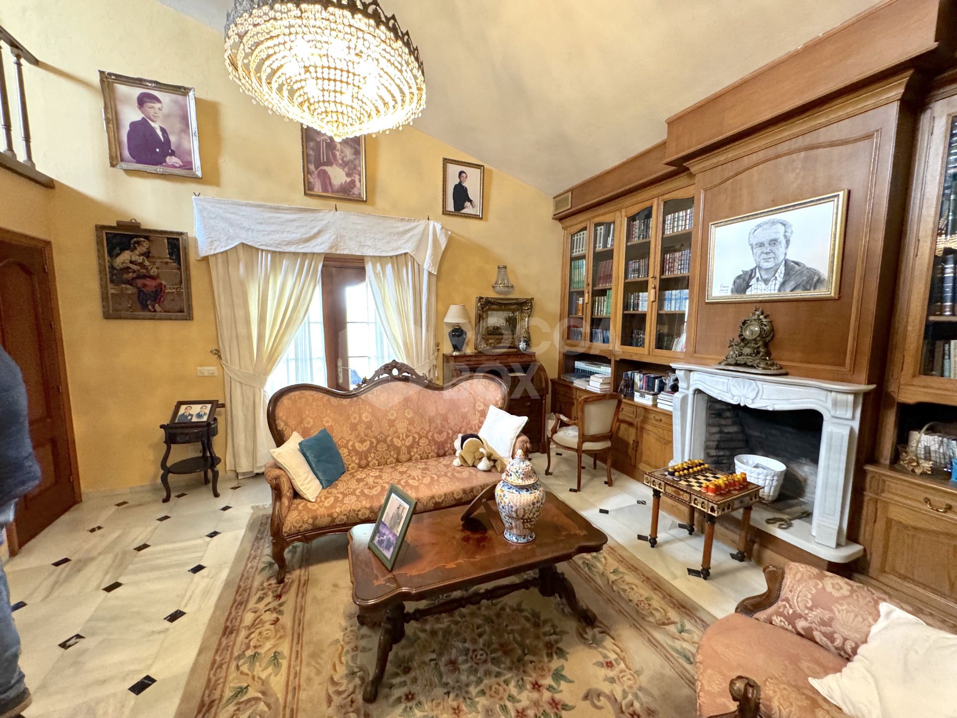 Unique Investment Opportunity in Estepona: Luxury Villa Near the Beach