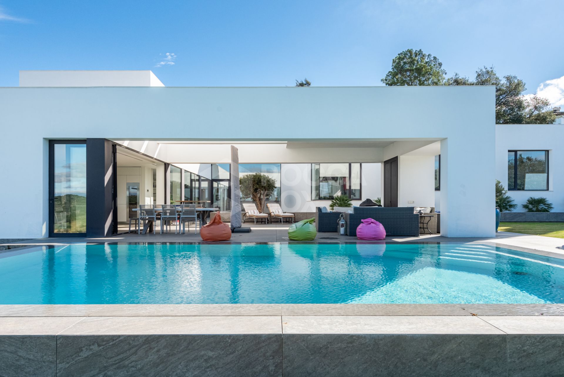 Multilevel contemporary style villa in a quiet location at the end of a cul-de-sac with views to the Almenara Golf Course.