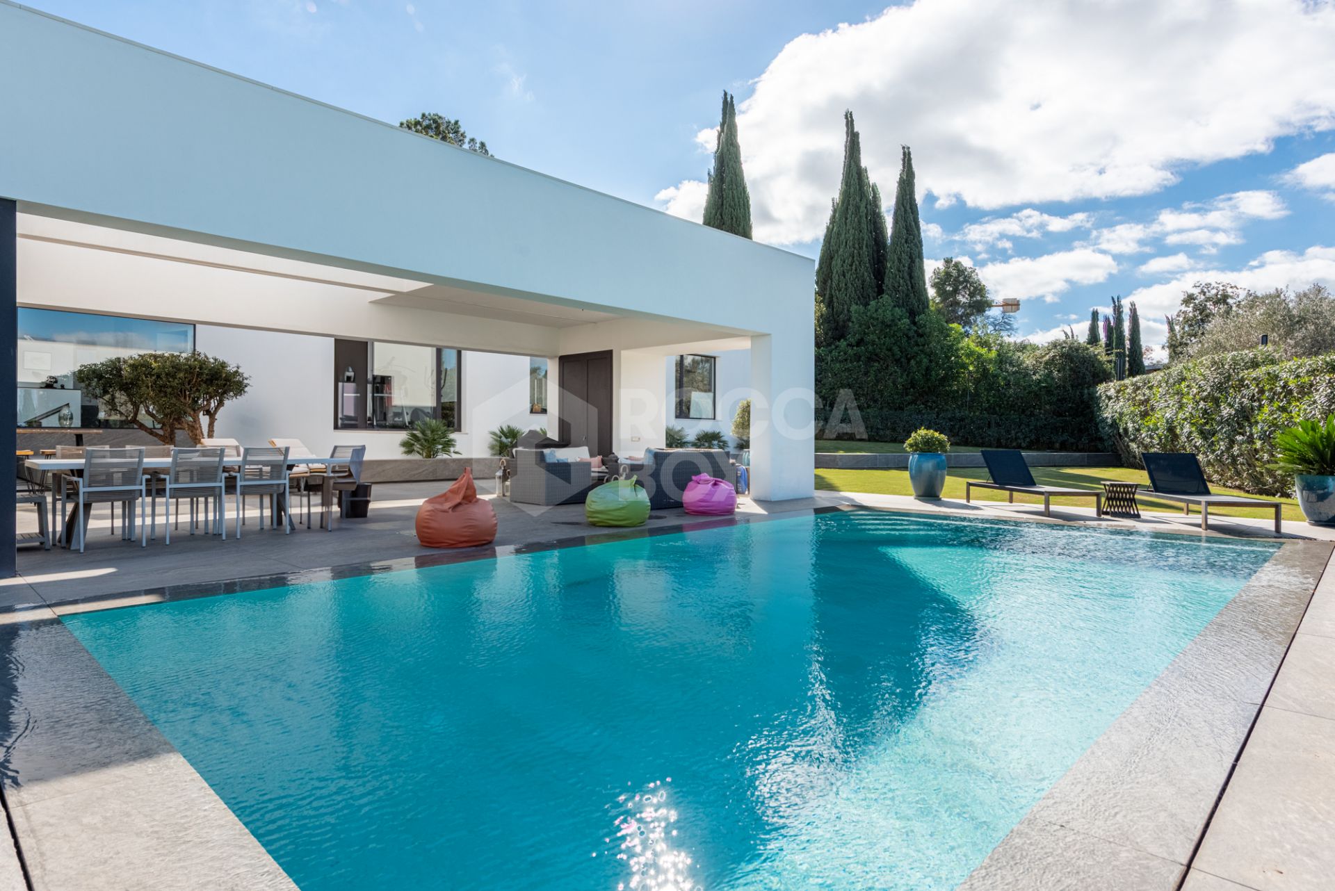 Multilevel contemporary style villa in a quiet location at the end of a cul-de-sac with views to the Almenara Golf Course.