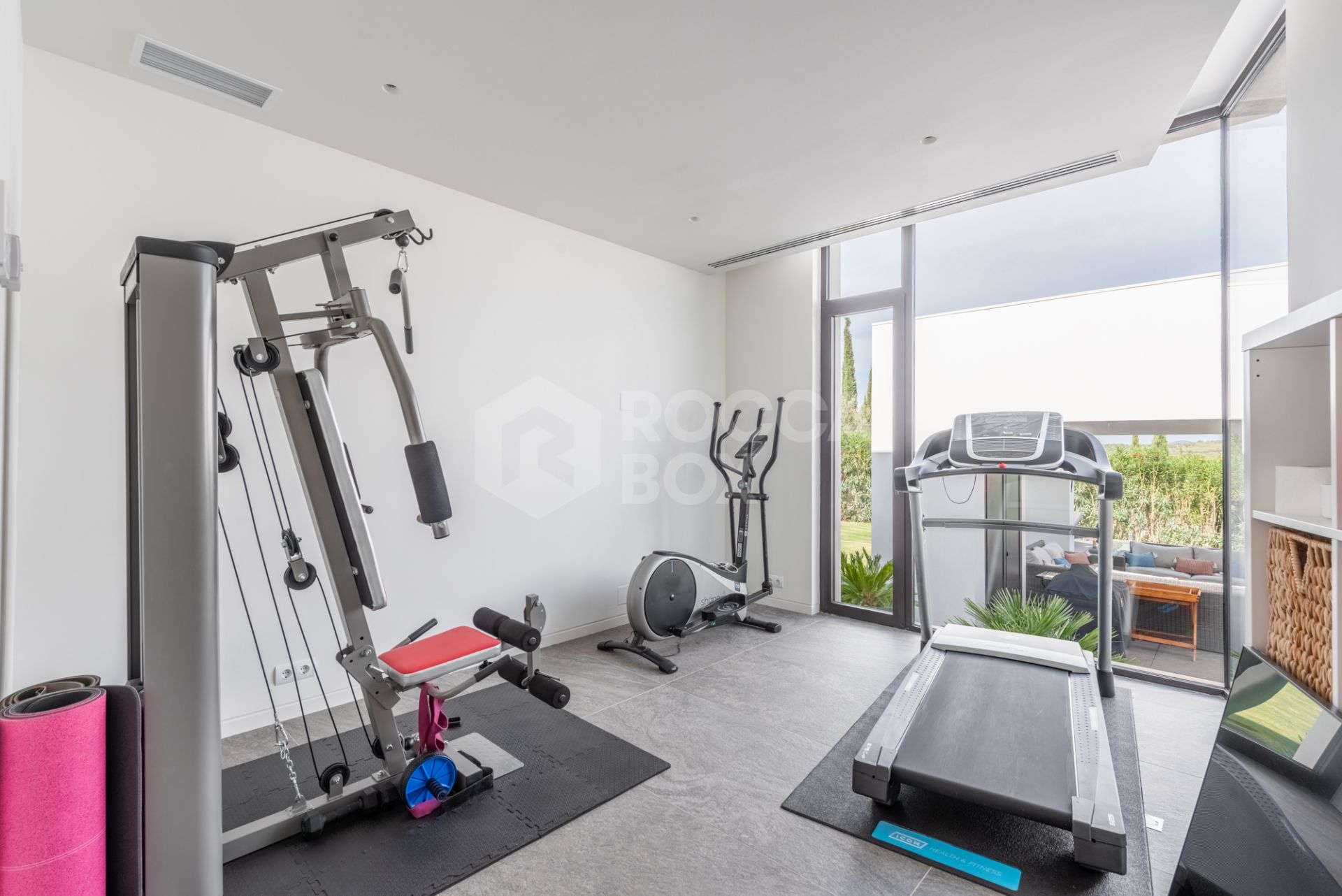 Multilevel contemporary style villa in a quiet location at the end of a cul-de-sac with views to the Almenara Golf Course.