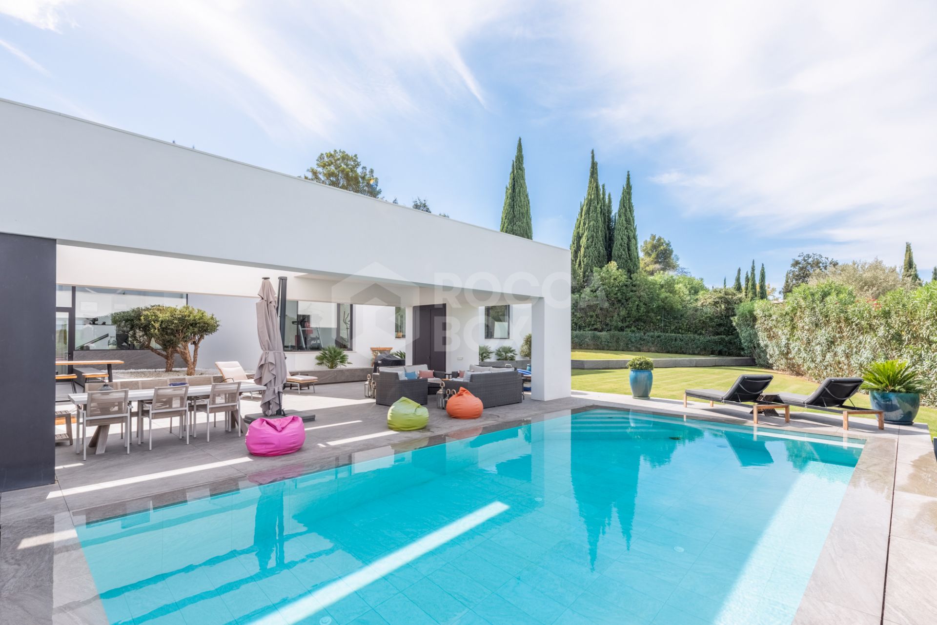Multilevel contemporary style villa in a quiet location at the end of a cul-de-sac with views to the Almenara Golf Course.