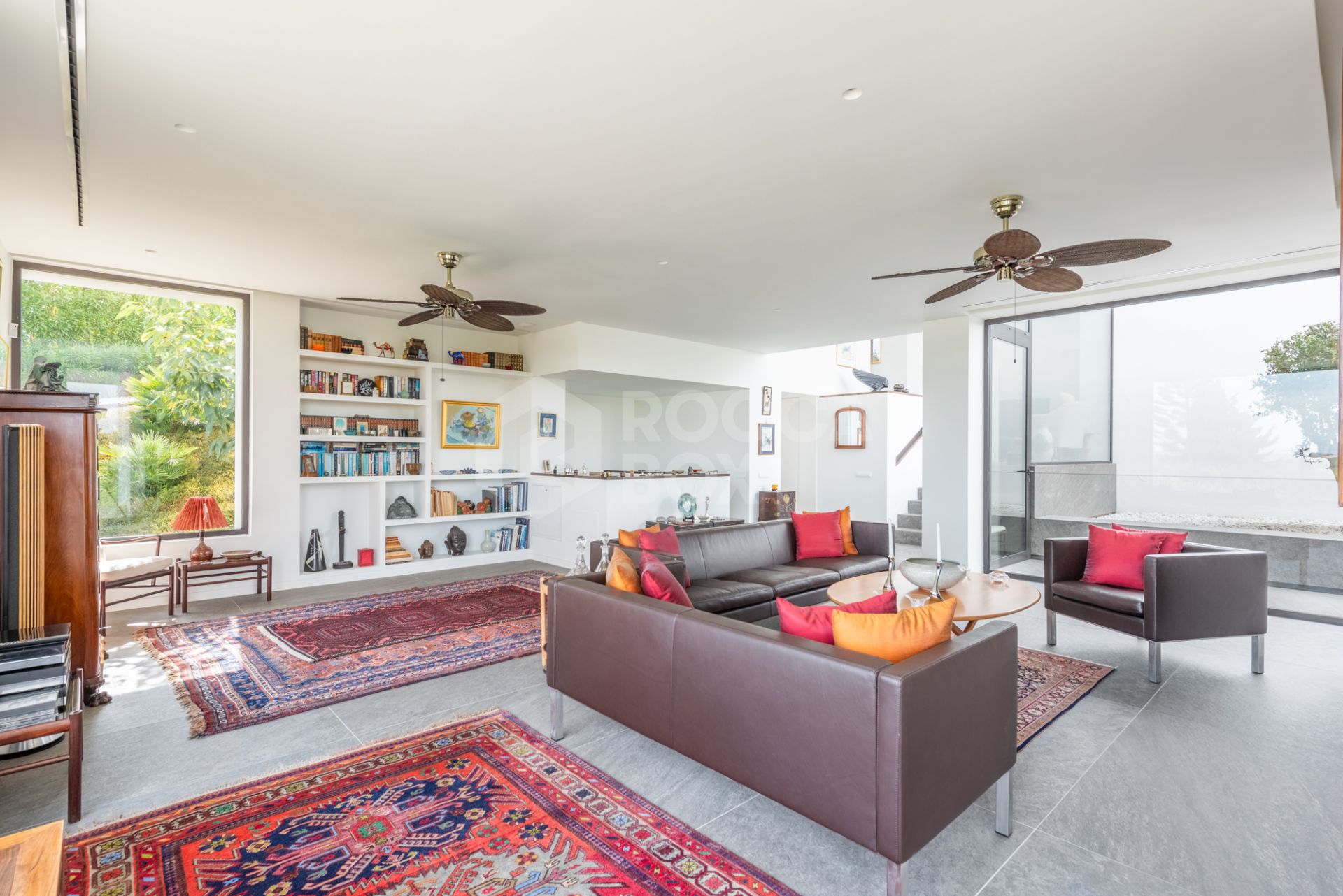 Multilevel contemporary style villa in a quiet location at the end of a cul-de-sac with views to the Almenara Golf Course.