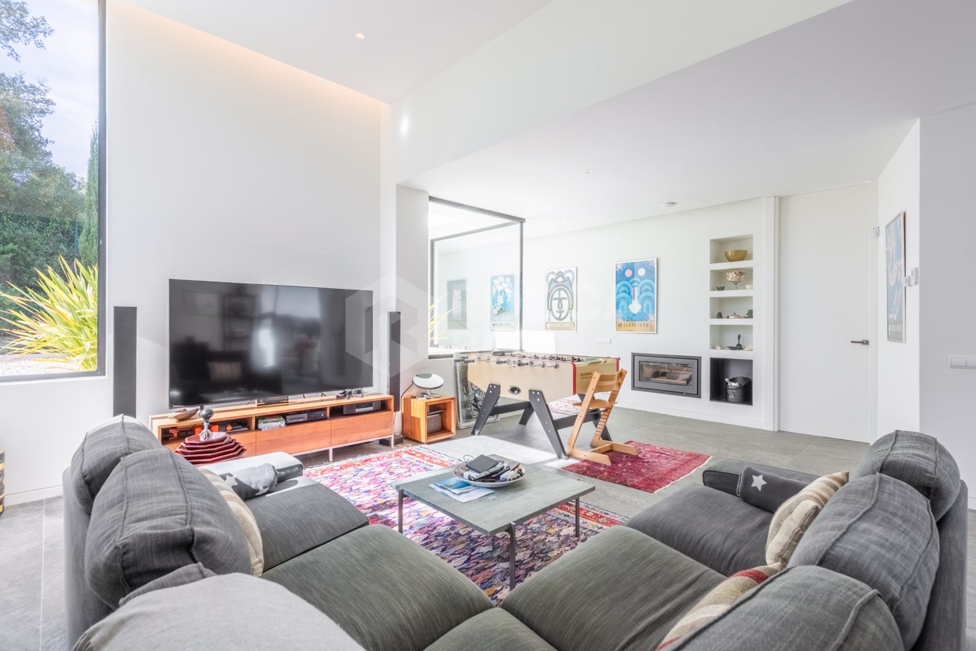 Multilevel contemporary style villa in a quiet location at the end of a cul-de-sac with views to the Almenara Golf Course.