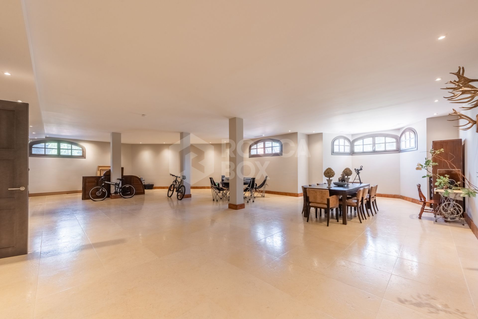 A superb villa built on an elevated site with outstanding panoramic views over golf courses to mountains and the sea.