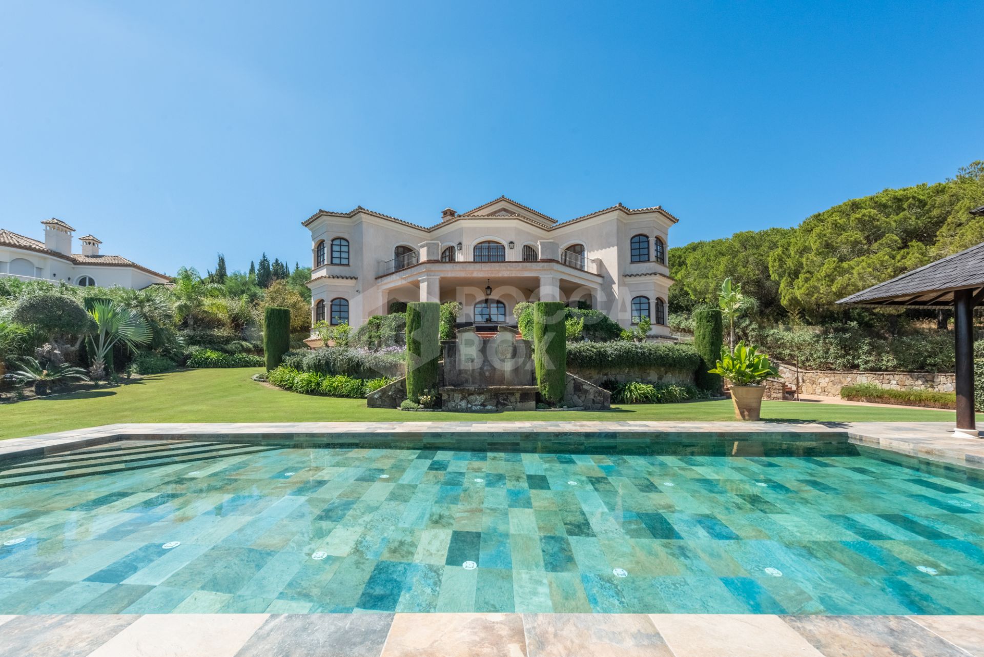 A superb villa built on an elevated site with outstanding panoramic views over golf courses to mountains and the sea.