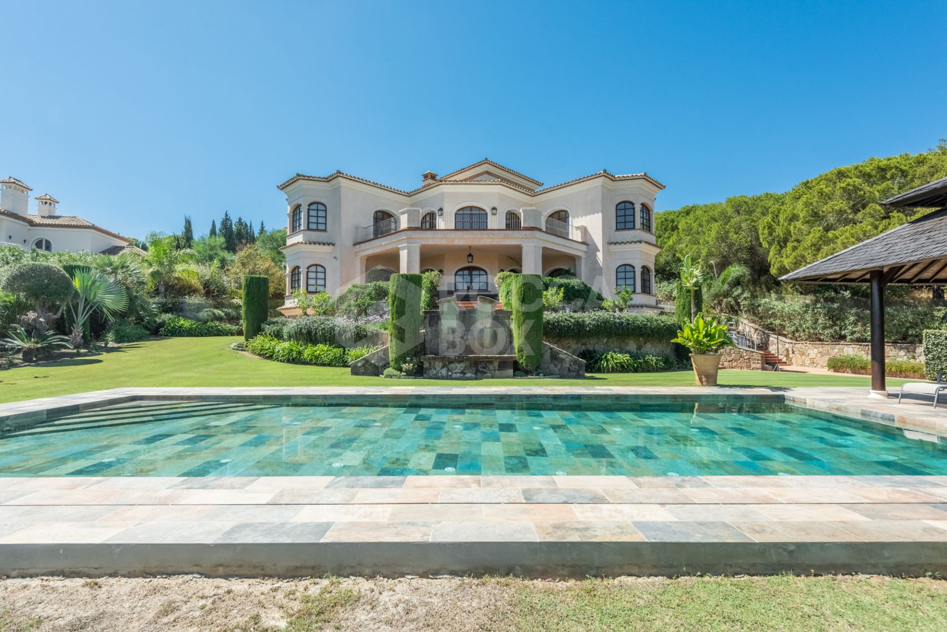 A superb villa built on an elevated site with outstanding panoramic views over golf courses to mountains and the sea.