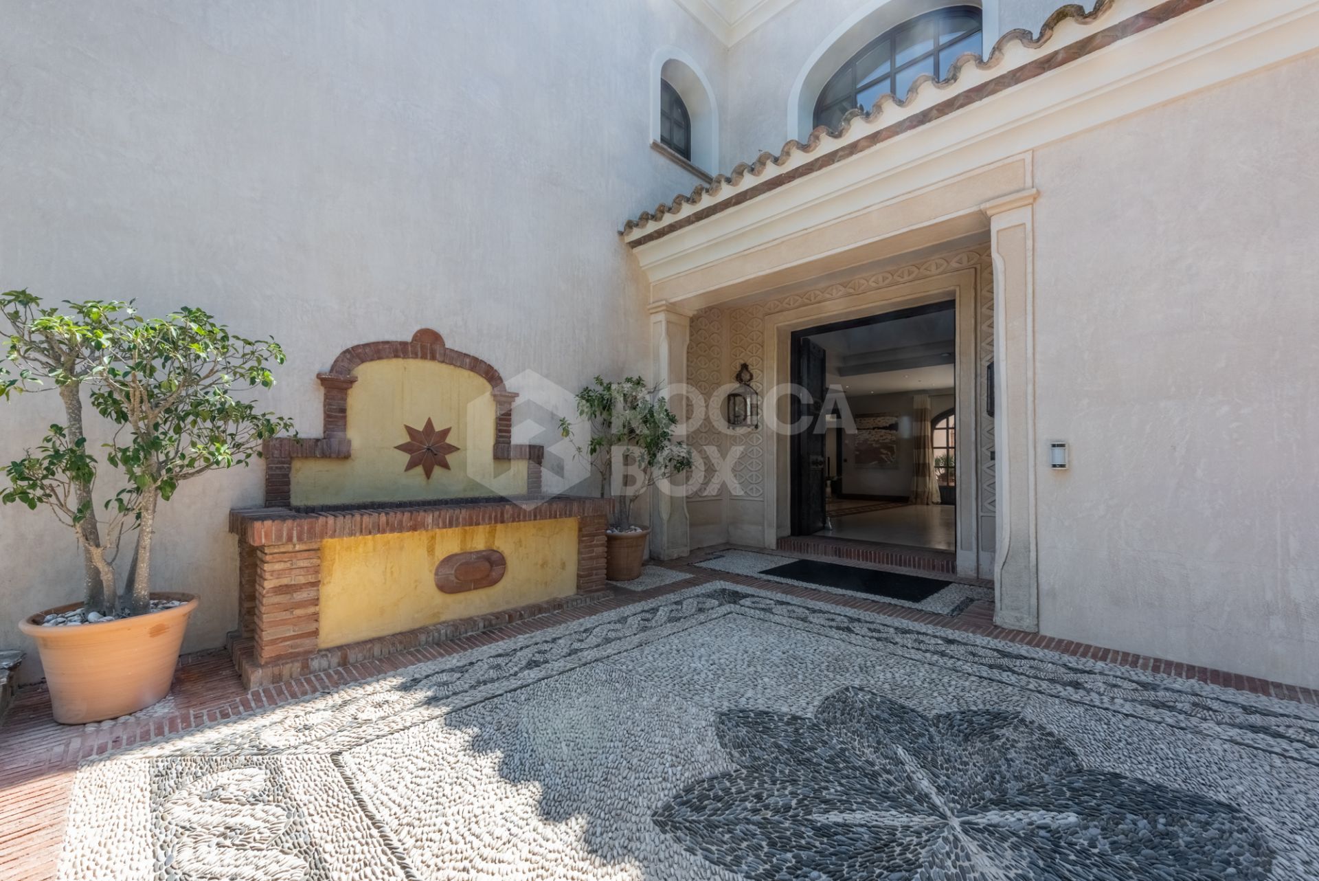 A superb villa built on an elevated site with outstanding panoramic views over golf courses to mountains and the sea.