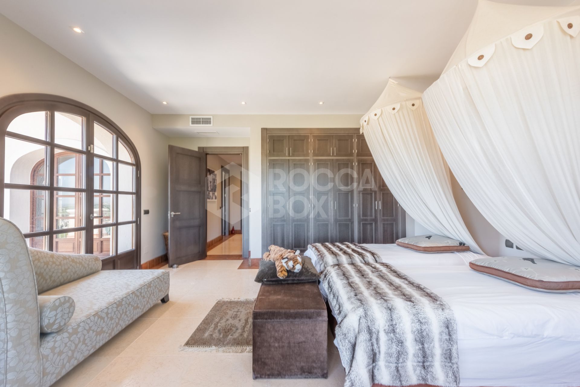 A superb villa built on an elevated site with outstanding panoramic views over golf courses to mountains and the sea.