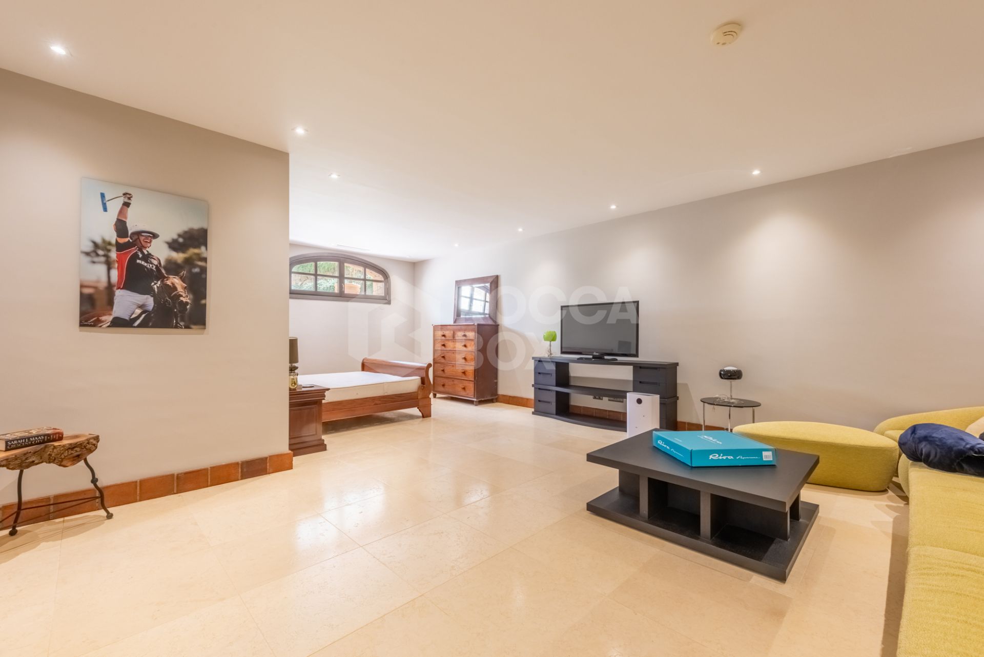 A superb villa built on an elevated site with outstanding panoramic views over golf courses to mountains and the sea.