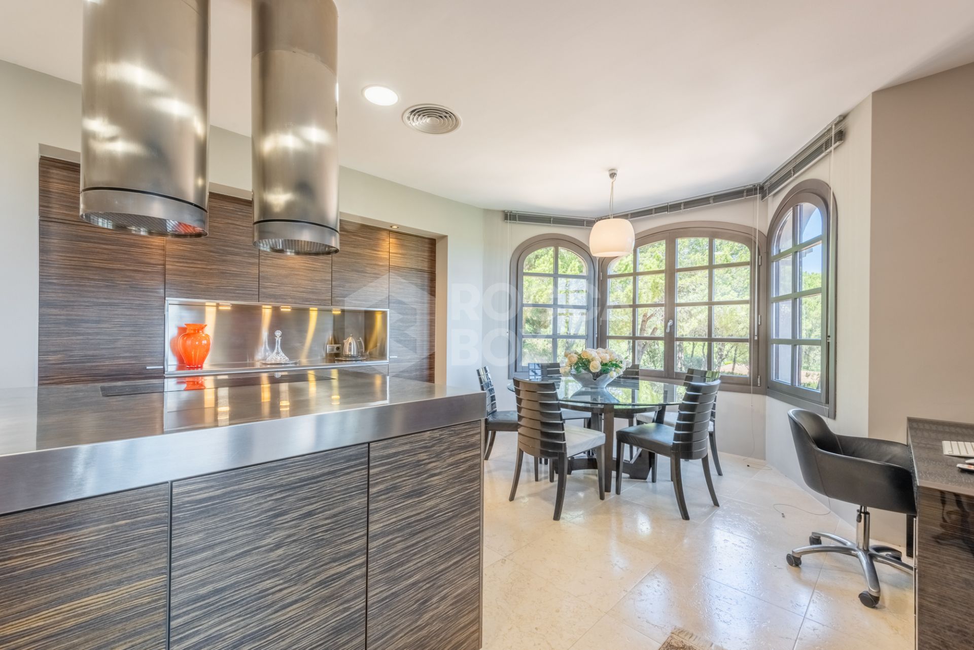 A superb villa built on an elevated site with outstanding panoramic views over golf courses to mountains and the sea.