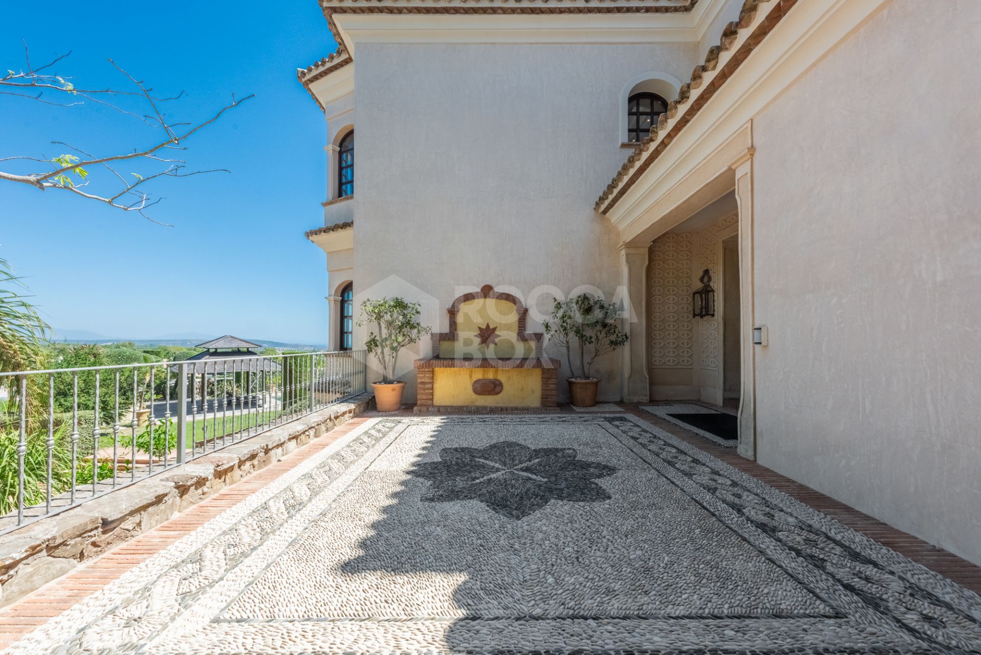 A superb villa built on an elevated site with outstanding panoramic views over golf courses to mountains and the sea.
