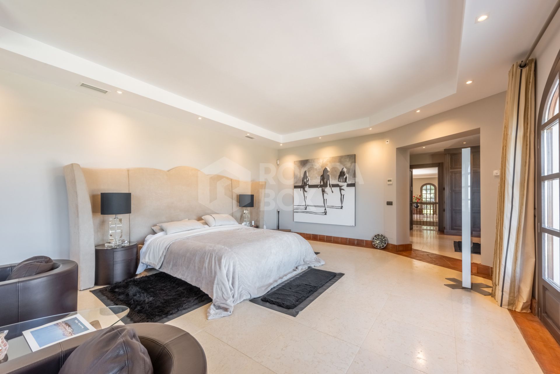 A superb villa built on an elevated site with outstanding panoramic views over golf courses to mountains and the sea.