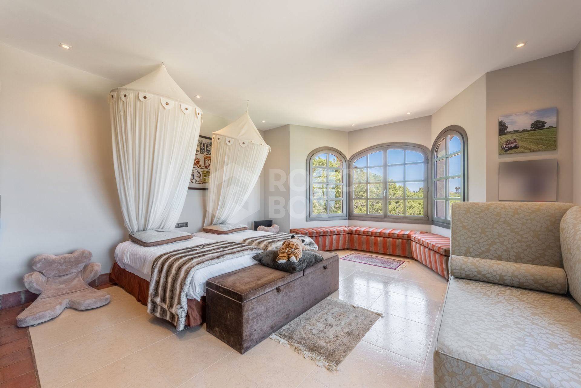 A superb villa built on an elevated site with outstanding panoramic views over golf courses to mountains and the sea.