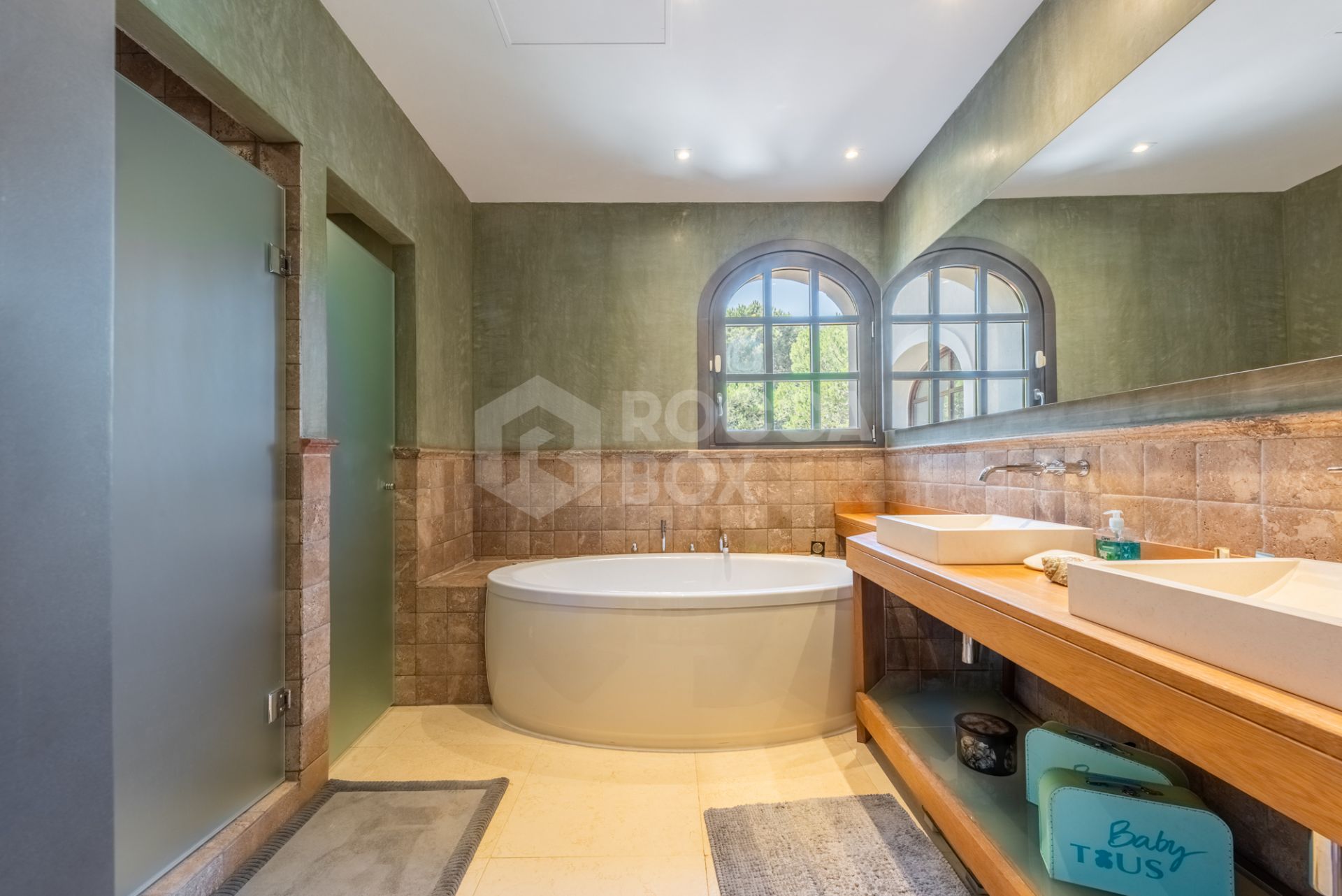 A superb villa built on an elevated site with outstanding panoramic views over golf courses to mountains and the sea.