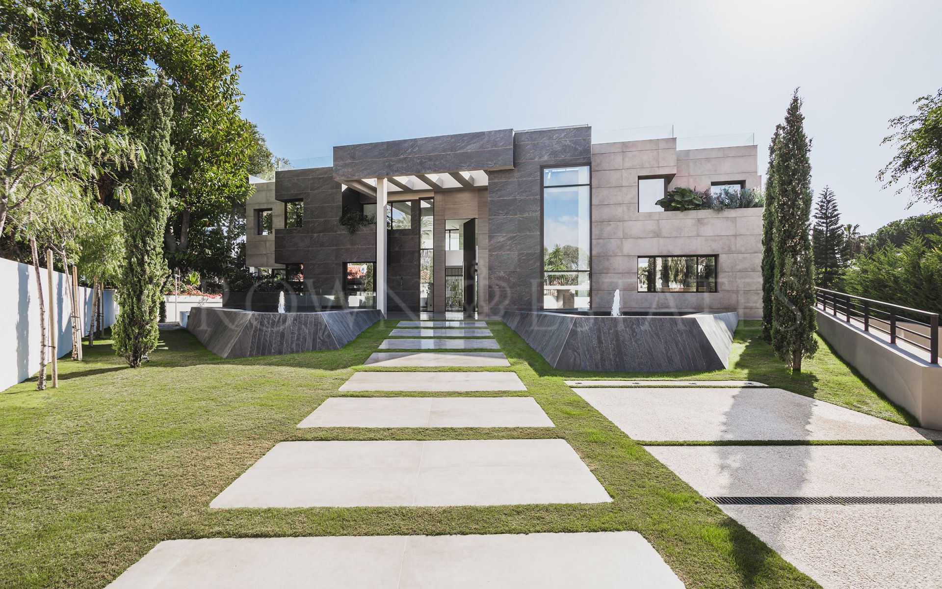 Stunning Modern Villa Steps Away from the Beach!