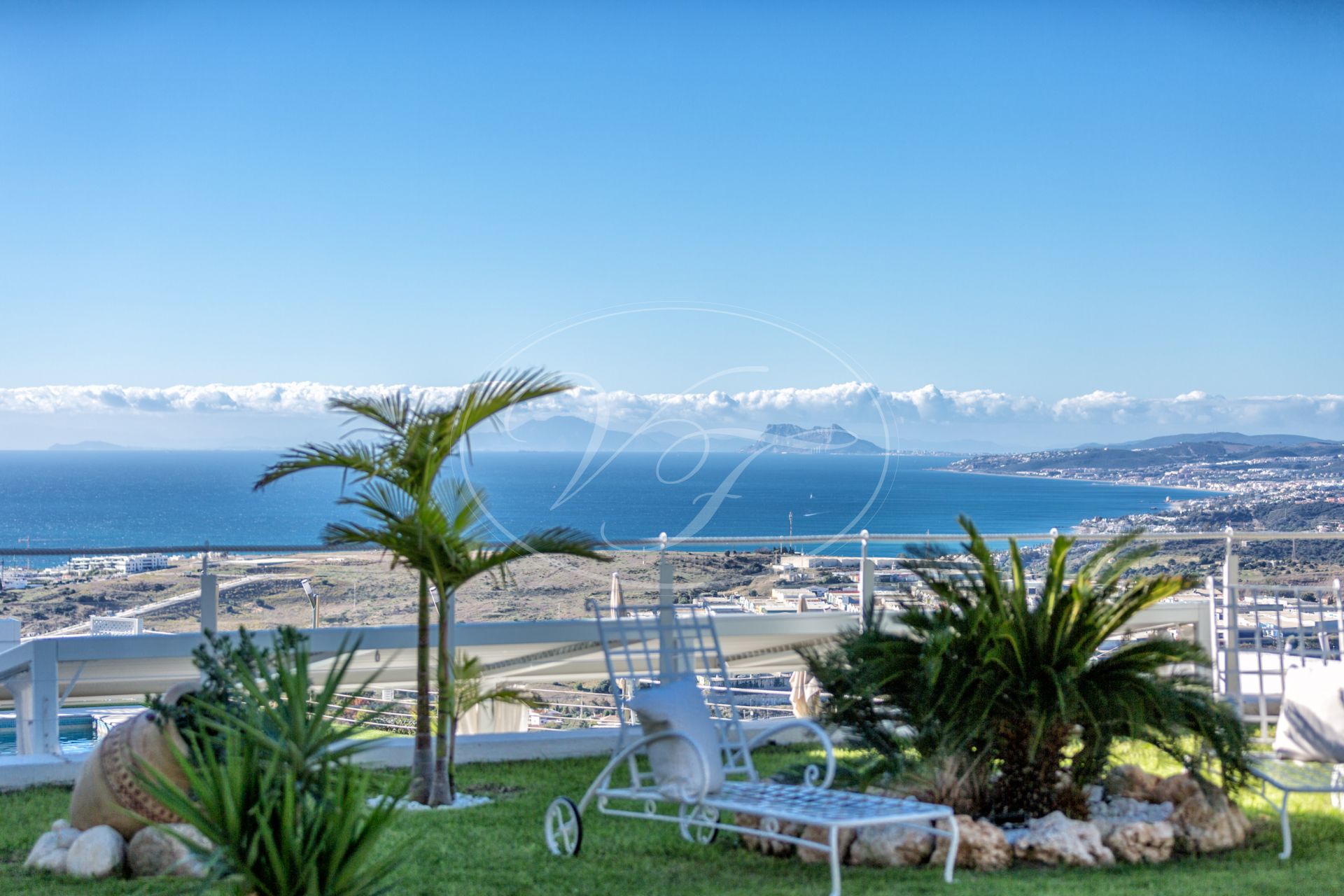 Villa for sale in Los Reales - Sierra Estepona, Altos de Estepona