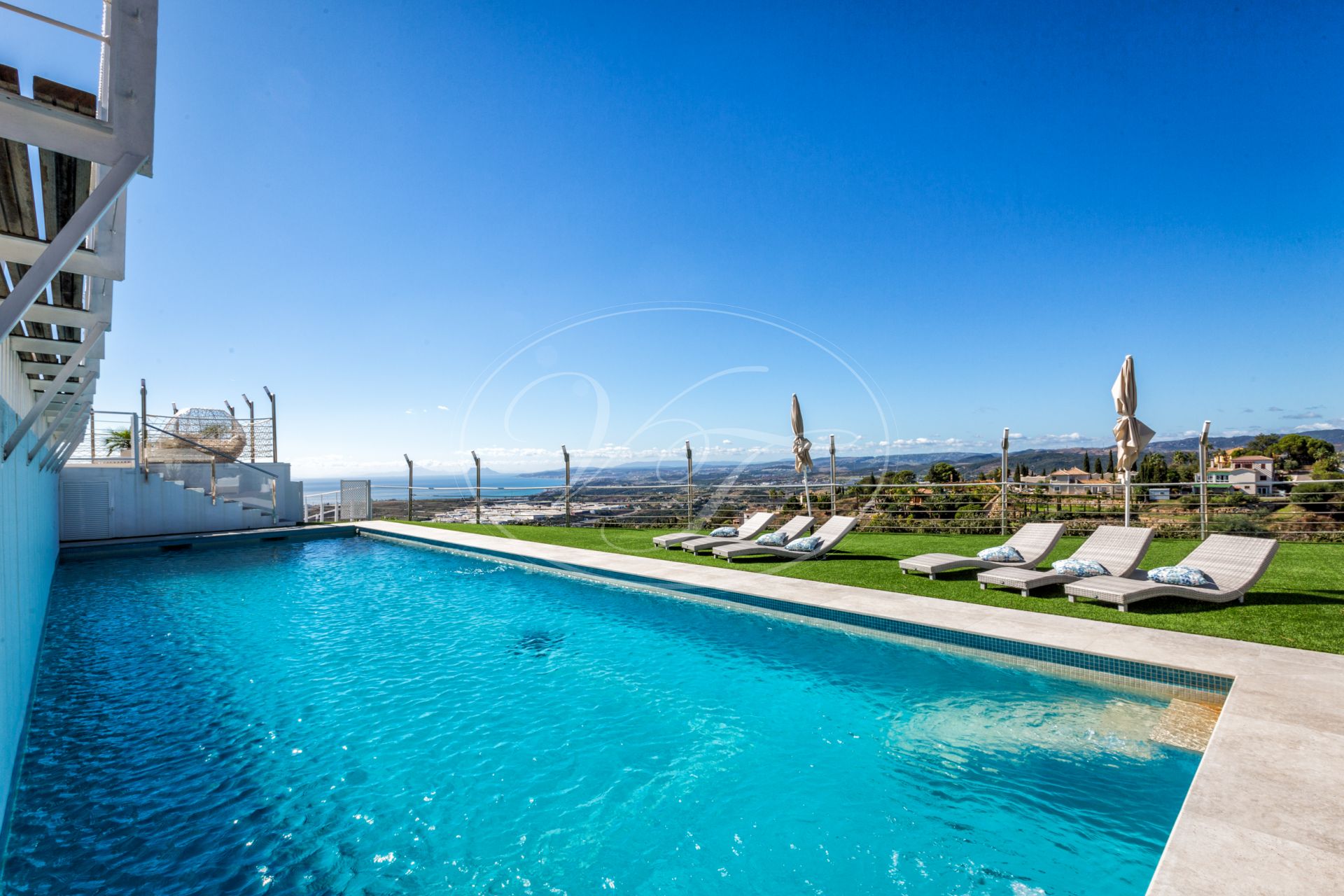 Villa for sale in Los Reales - Sierra Estepona, Altos de Estepona