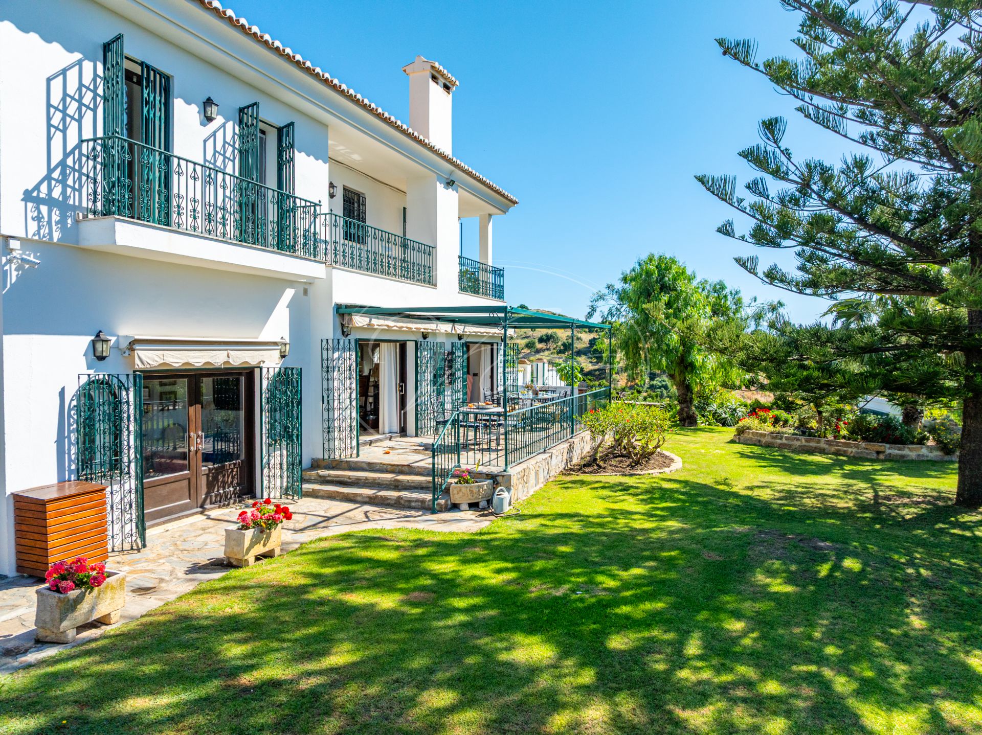 Villa for sale in Los Reales - Sierra Estepona, Altos de Estepona