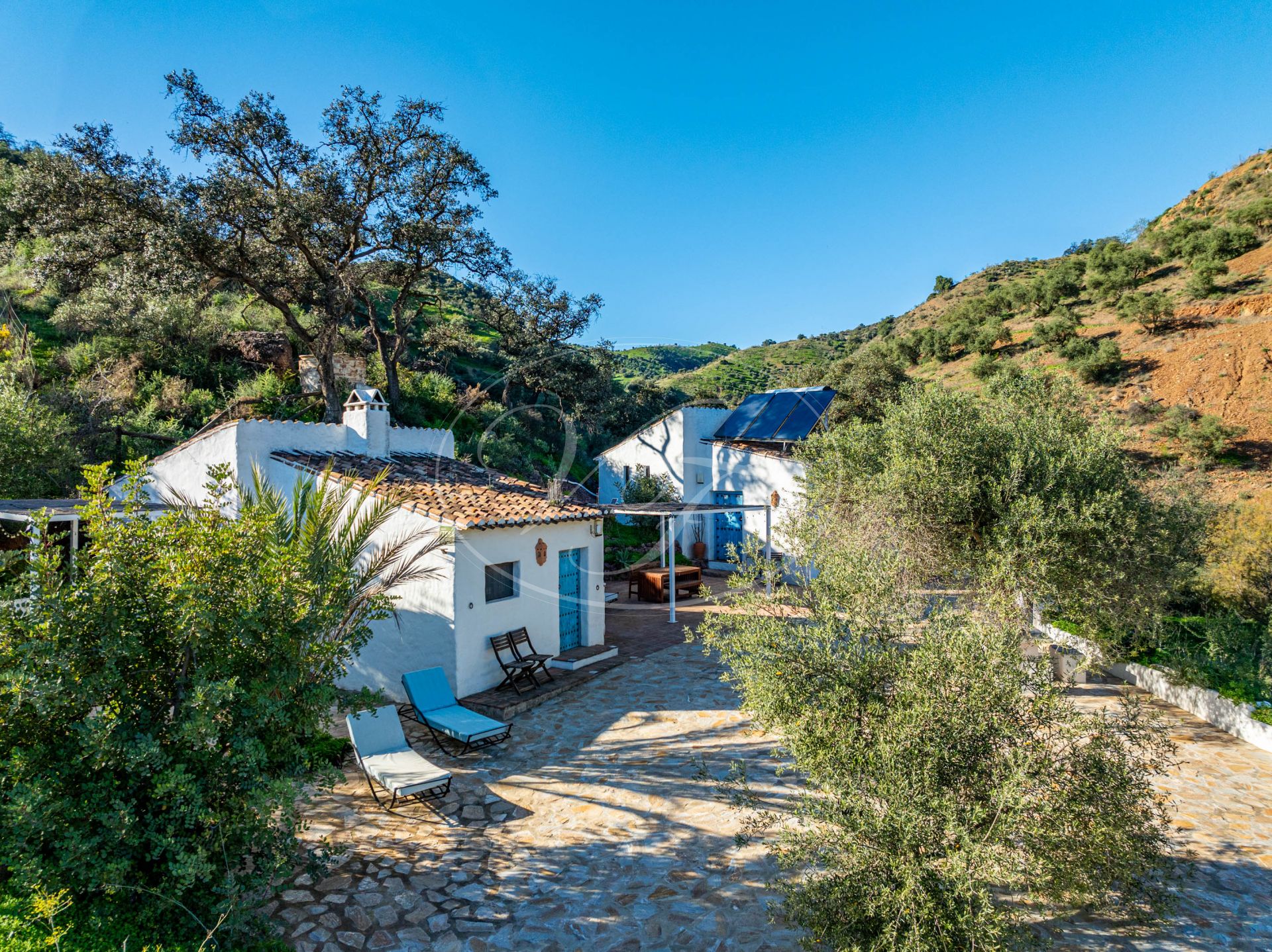 Finca for sale in Almogia