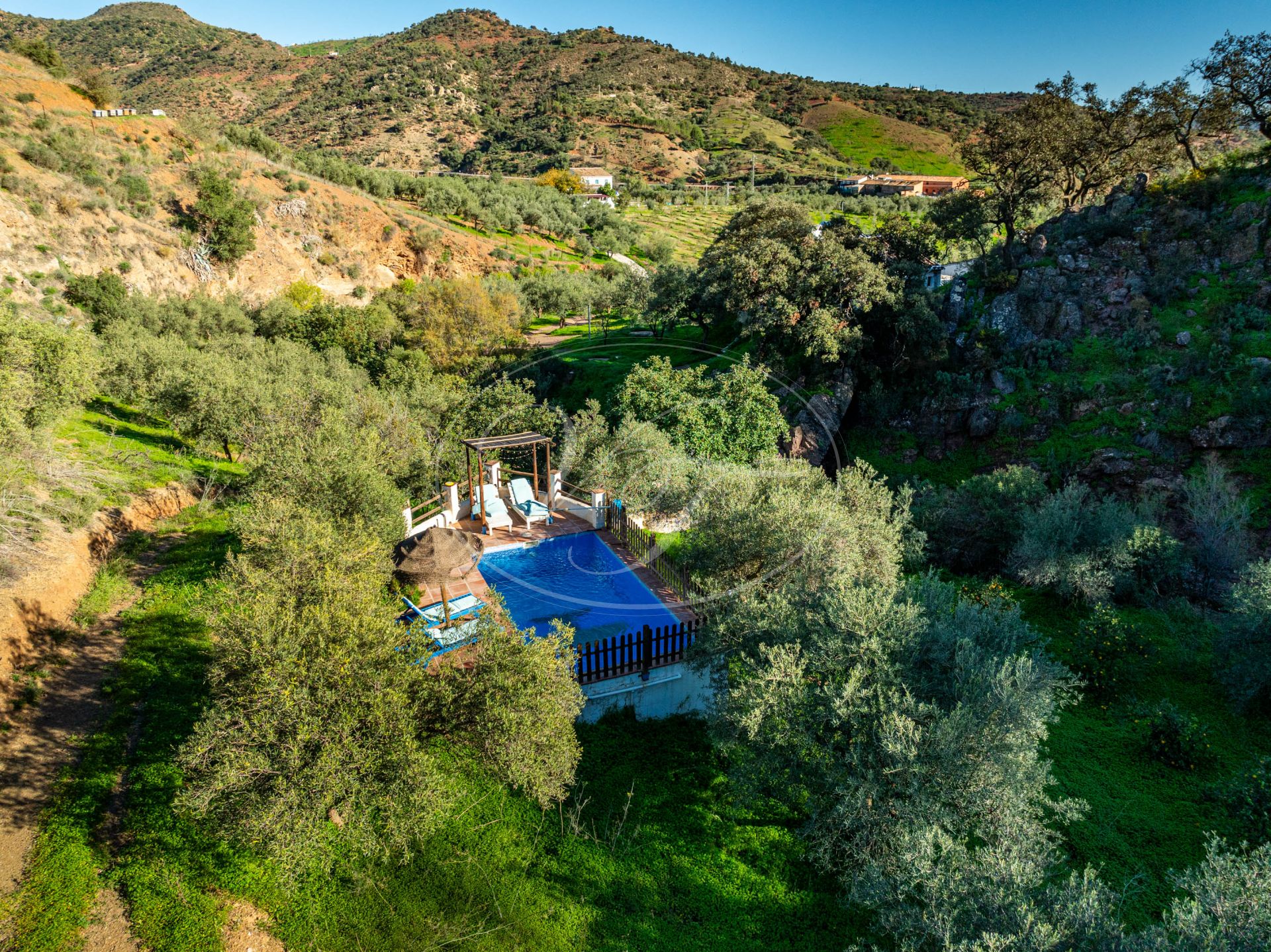 Finca for sale in Almogia