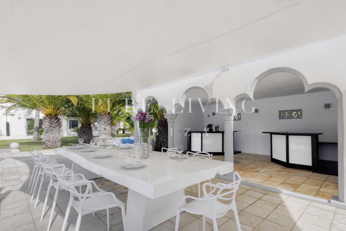 Stunning 4-Bedroom Mansion with Sea Views, Pool & Tennis Court in Cala Jondal