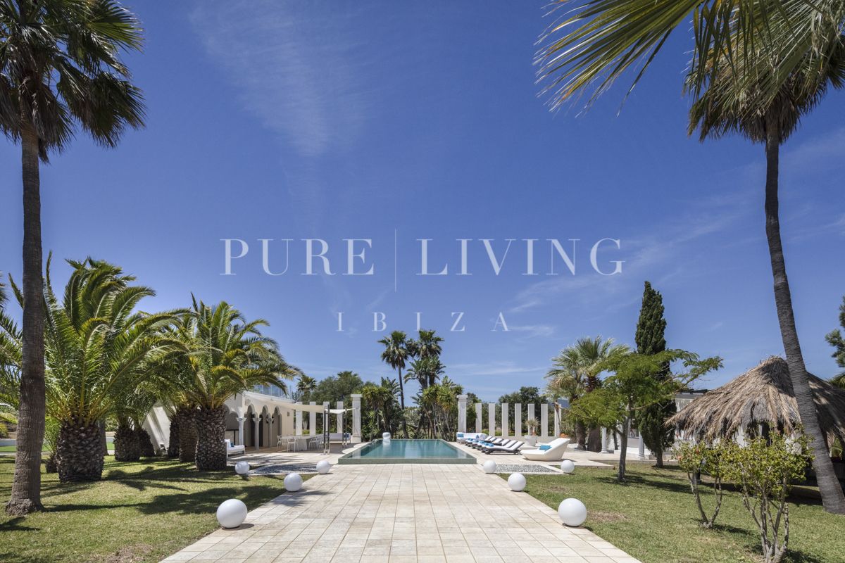 Stunning 4-Bedroom Mansion with Sea Views, Pool & Tennis Court in Cala Jondal