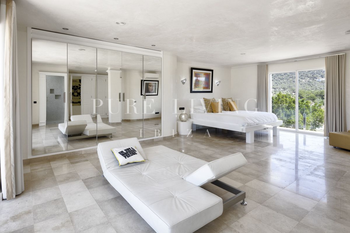 Stunning 4-Bedroom Mansion with Sea Views, Pool & Tennis Court in Cala Jondal