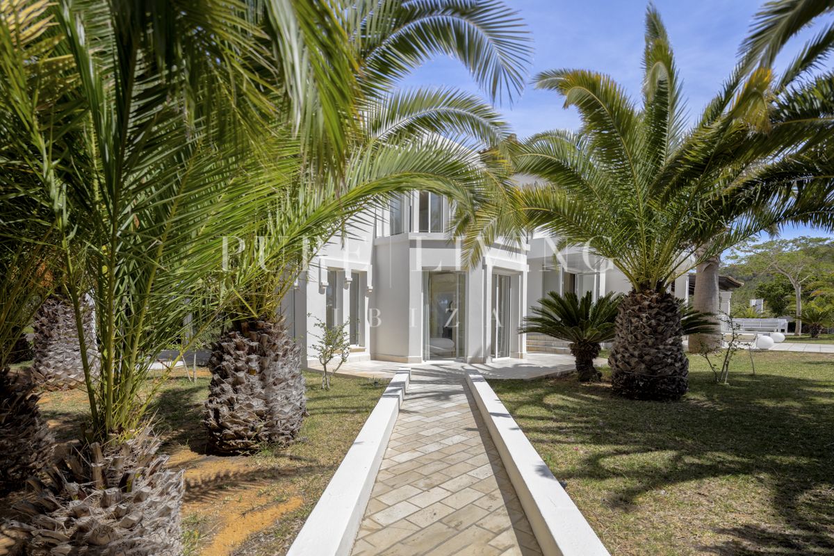 Stunning 4-Bedroom Mansion with Sea Views, Pool & Tennis Court in Cala Jondal