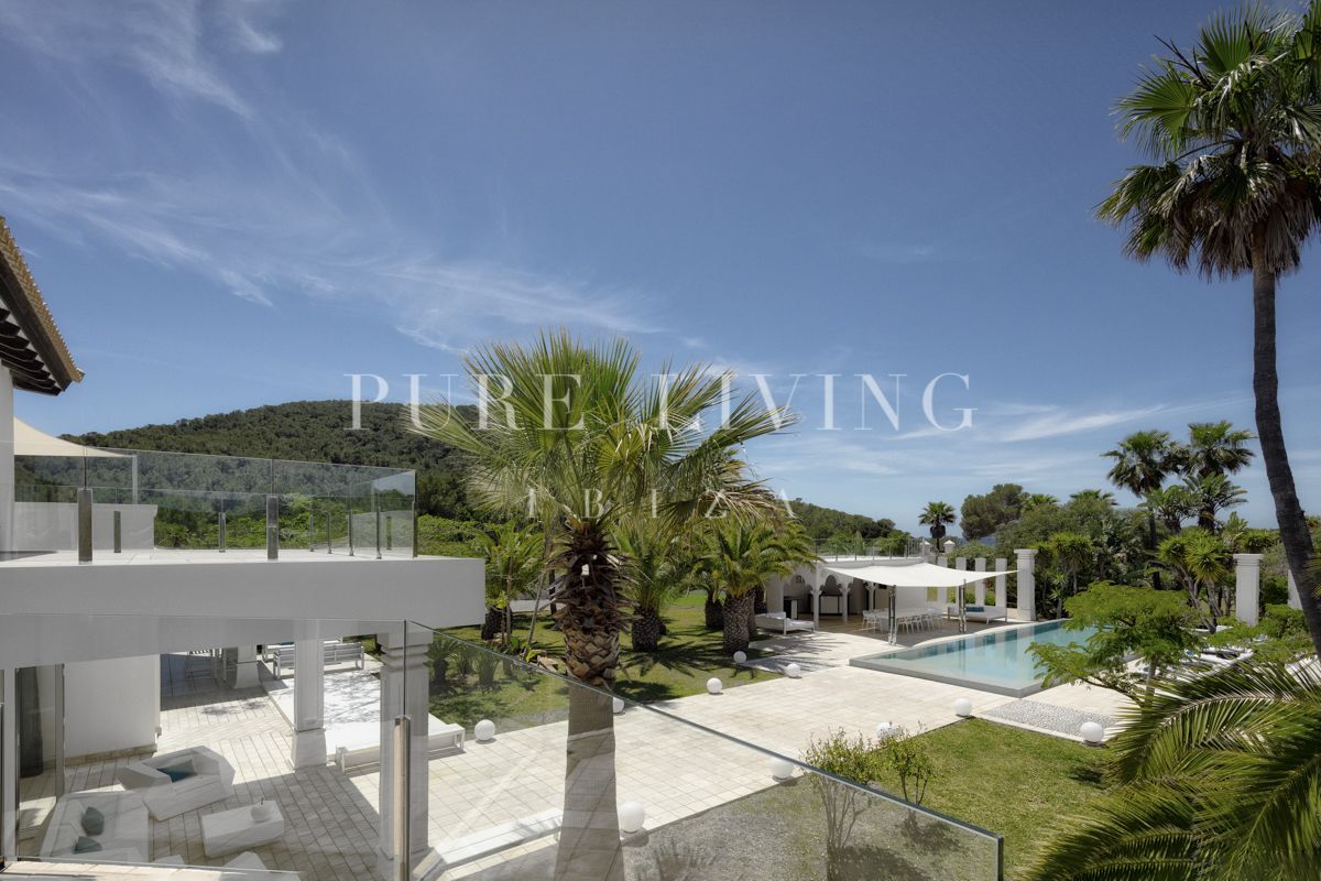 Stunning 4-Bedroom Mansion with Sea Views, Pool & Tennis Court in Cala Jondal