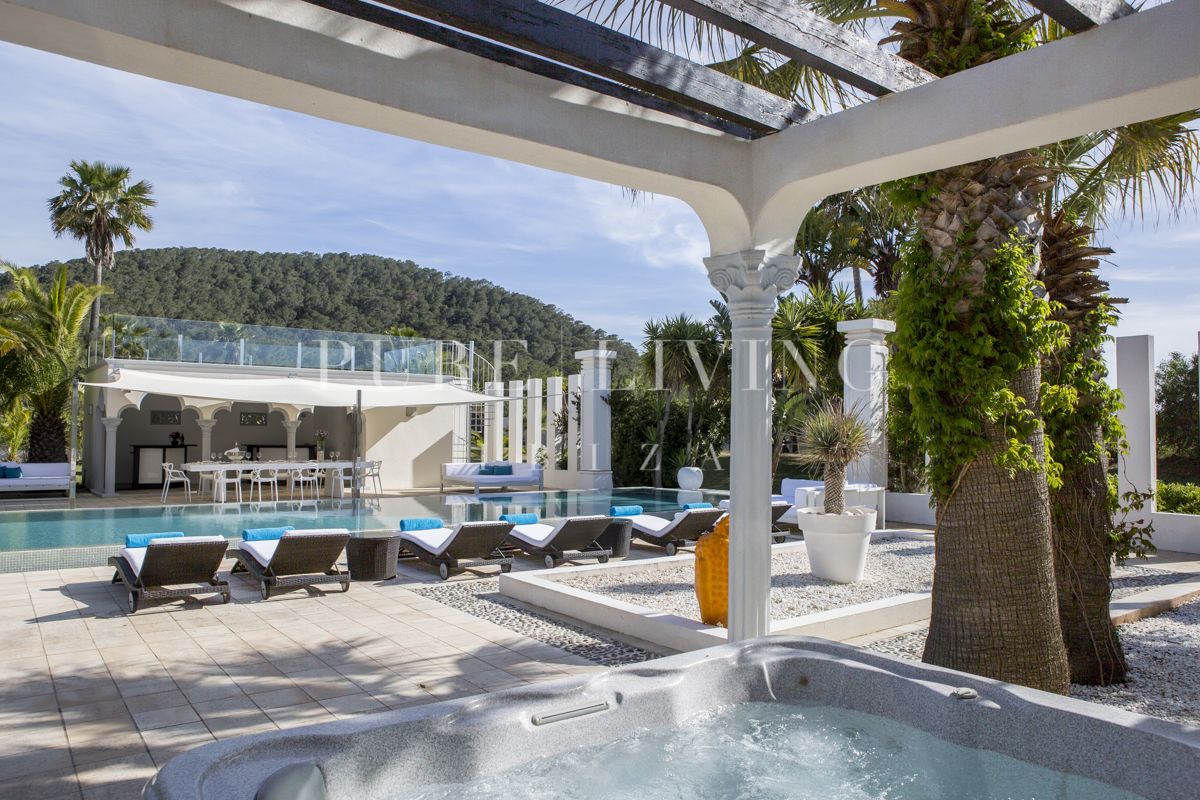 Stunning 4-Bedroom Mansion with Sea Views, Pool & Tennis Court in Cala Jondal