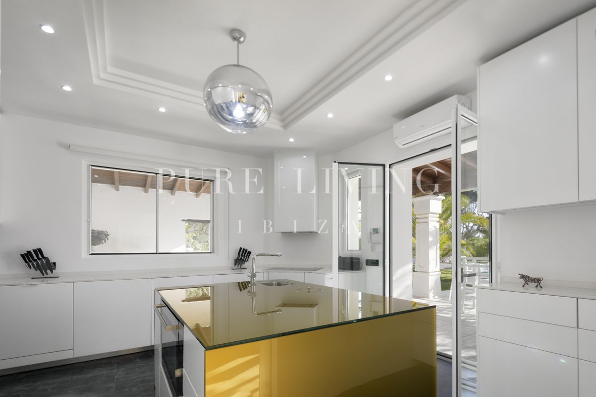 Stunning 4-Bedroom Mansion with Sea Views, Pool & Tennis Court in Cala Jondal