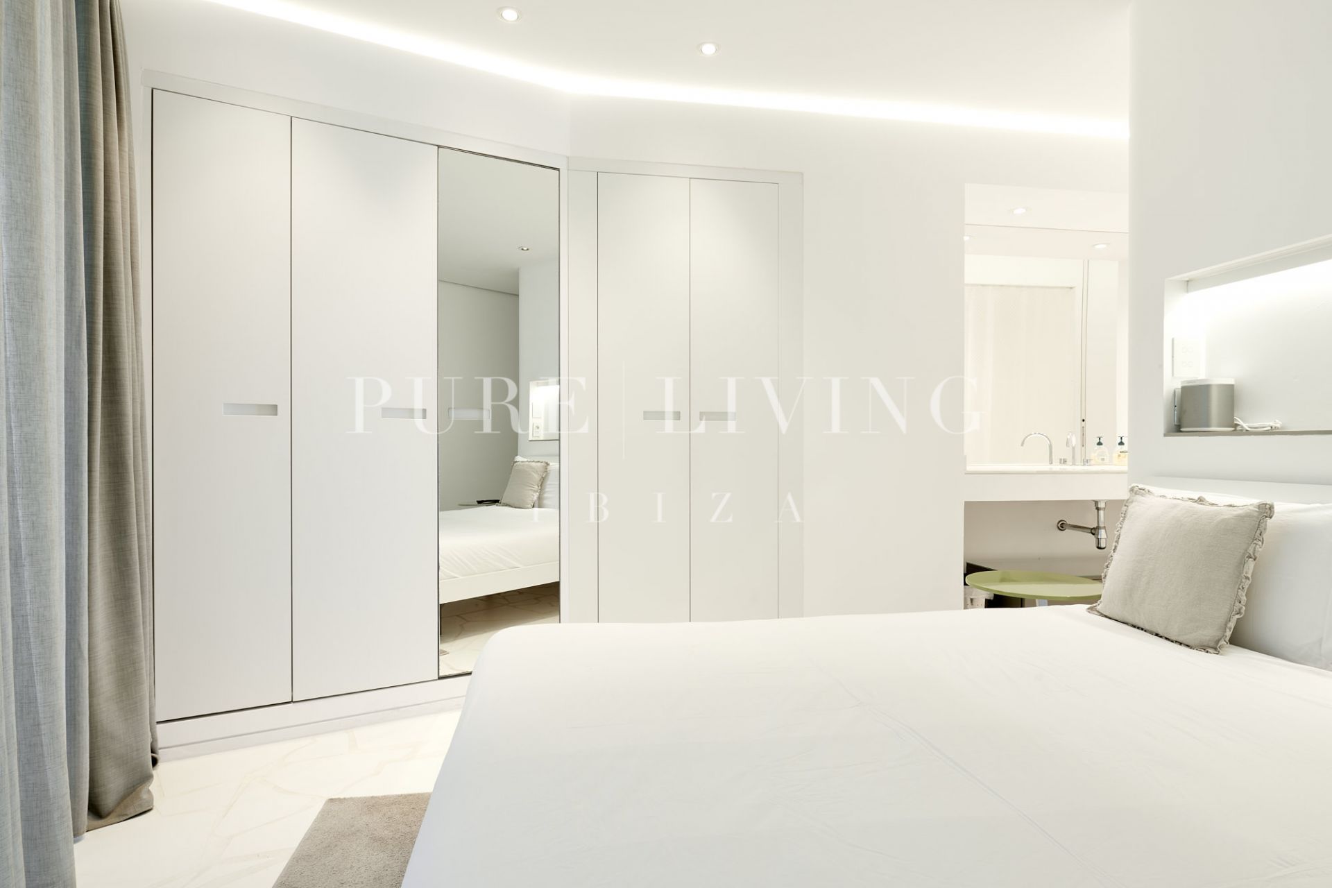 Impresionante Apartamento de 2 Dormitorios en Venta en Las Boas, Marina Botafoch, Ibiza