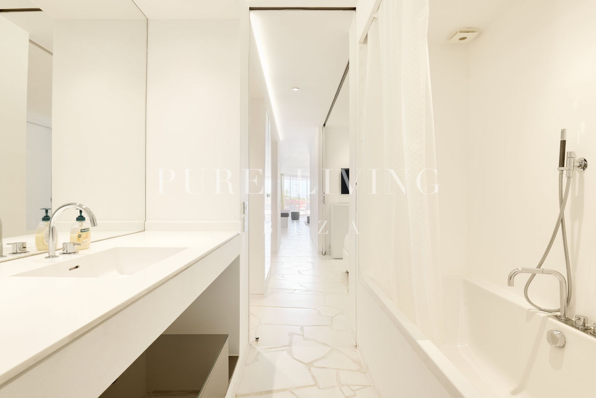 Impresionante Apartamento de 2 Dormitorios en Venta en Las Boas, Marina Botafoch, Ibiza