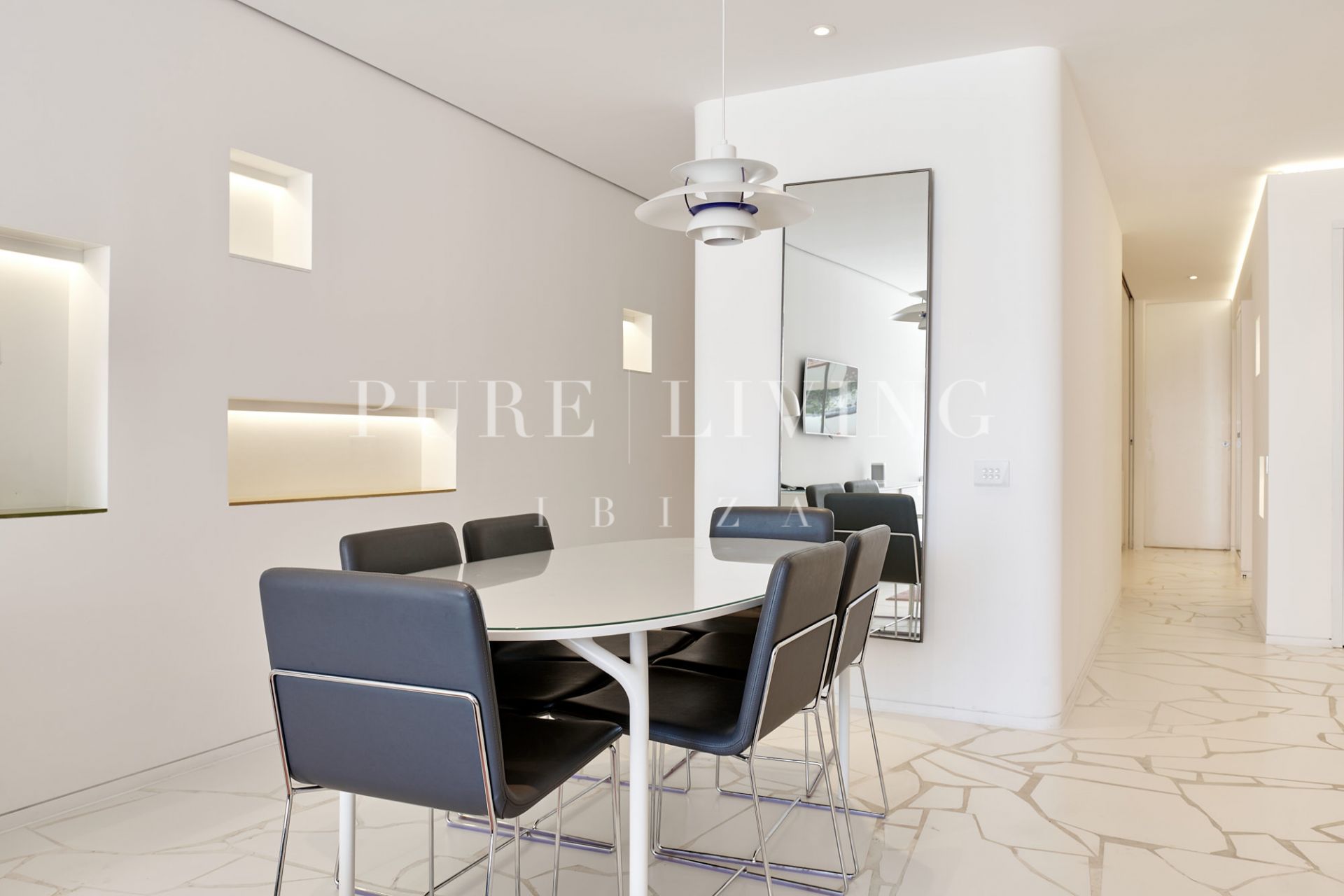 Impresionante Apartamento de 2 Dormitorios en Venta en Las Boas, Marina Botafoch, Ibiza