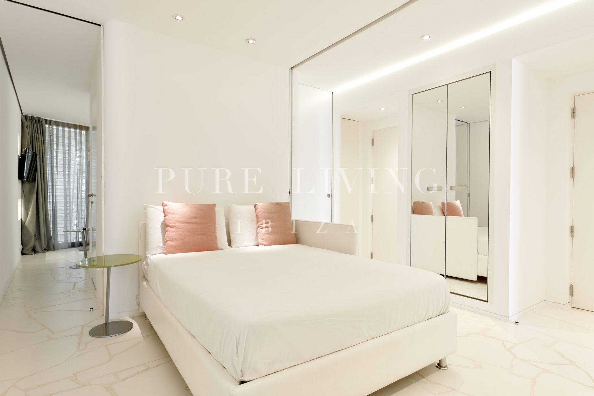 Impresionante Apartamento de 2 Dormitorios en Venta en Las Boas, Marina Botafoch, Ibiza