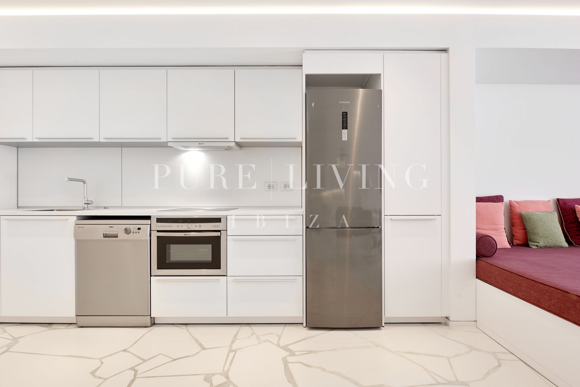 Impresionante Apartamento de 2 Dormitorios en Venta en Las Boas, Marina Botafoch, Ibiza