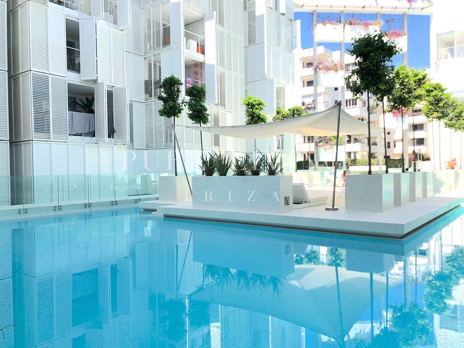 Exclusivo Apartamento Patio Blanco en Marina Botafoch, Ibiza con Vistas al Mar y Piscina