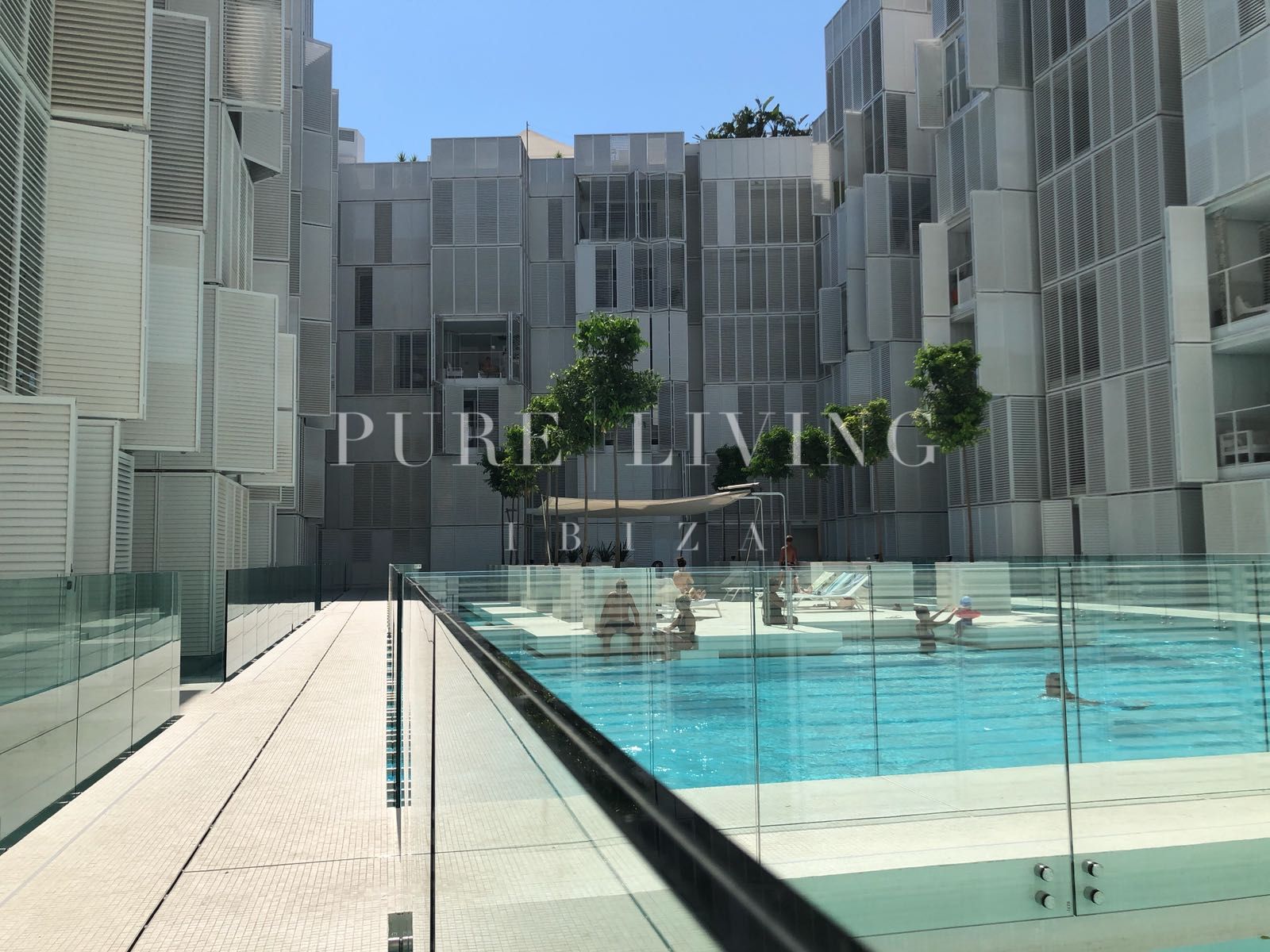 Exclusivo Apartamento Patio Blanco en Marina Botafoch, Ibiza con Vistas al Mar y Piscina