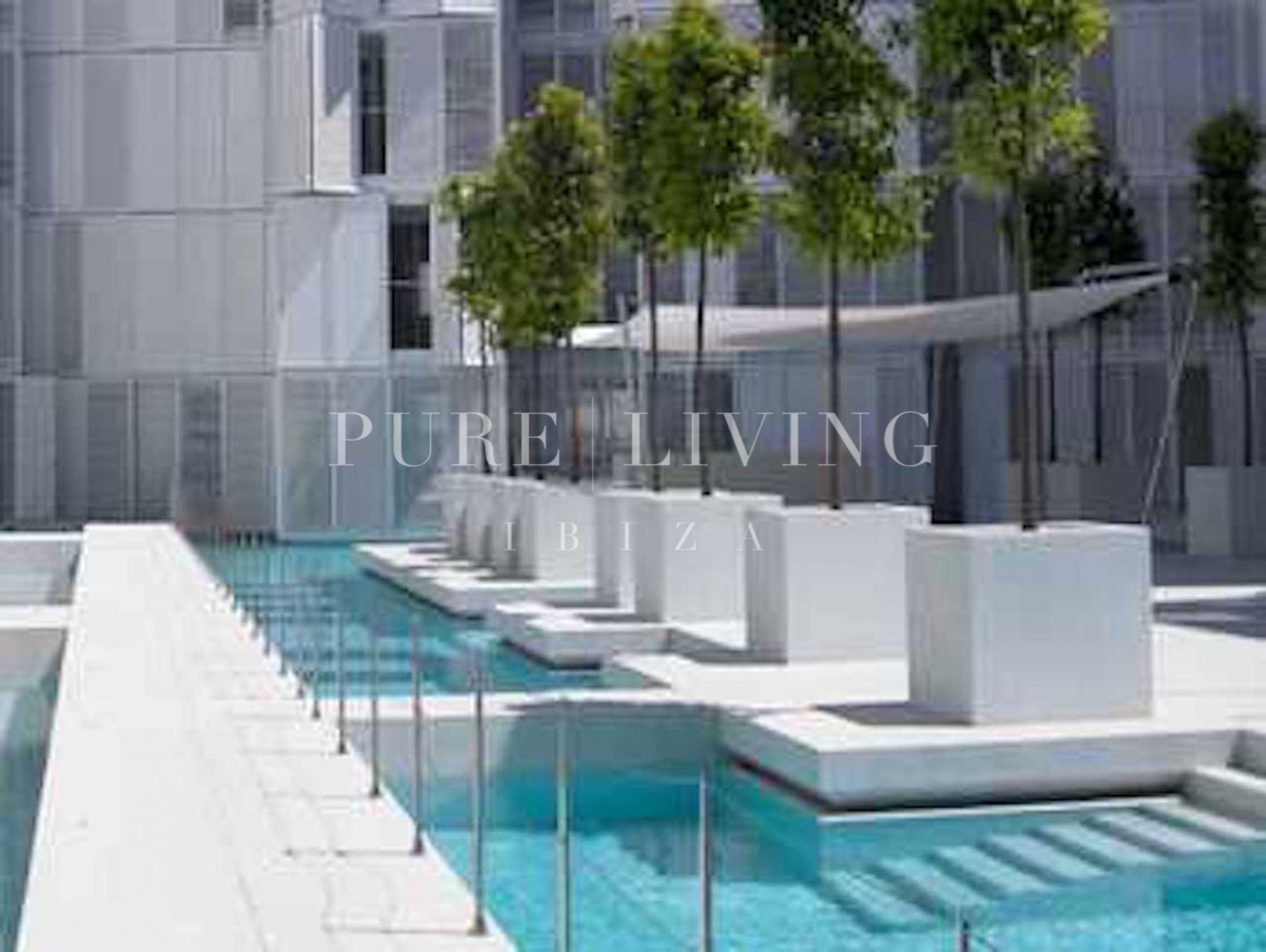 Exclusivo Apartamento Patio Blanco en Marina Botafoch, Ibiza con Vistas al Mar y Piscina