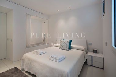 Exclusivo Apartamento Patio Blanco en Marina Botafoch, Ibiza con Vistas al Mar y Piscina