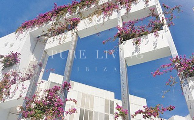 Exclusivo Apartamento Patio Blanco en Marina Botafoch, Ibiza con Vistas al Mar y Piscina